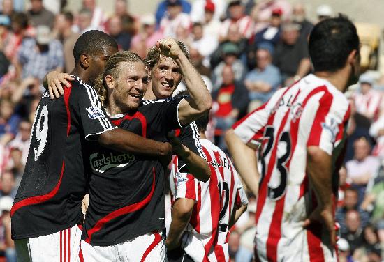 惊魂一幕！后脑勺撞膝，杨瀚森险些受伤，幸无大碍啊！